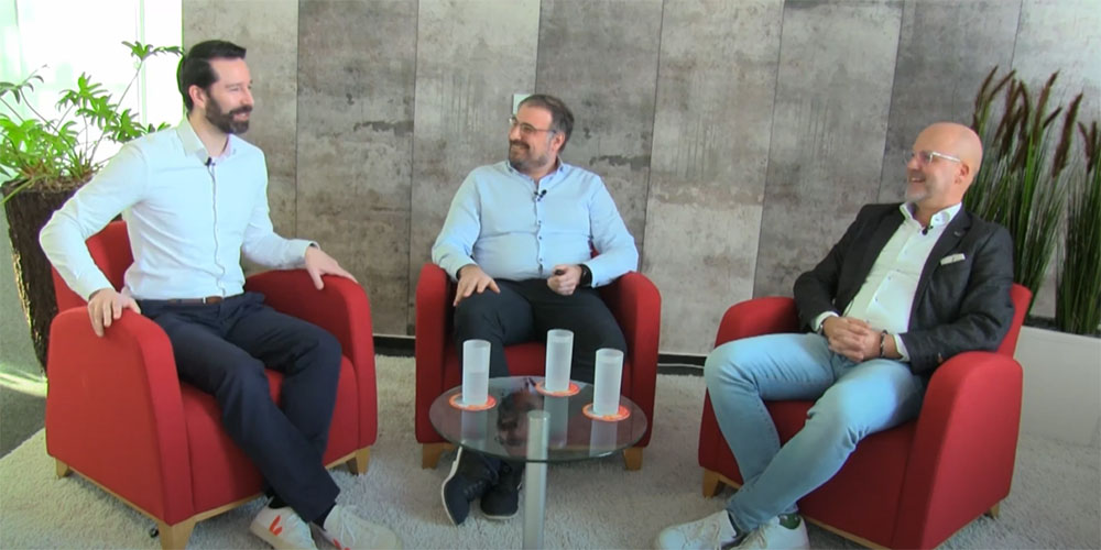 Timo Rüb, Christian Münch und Volker John sitzen nebeneinander in Sesseln und unterhalten sich