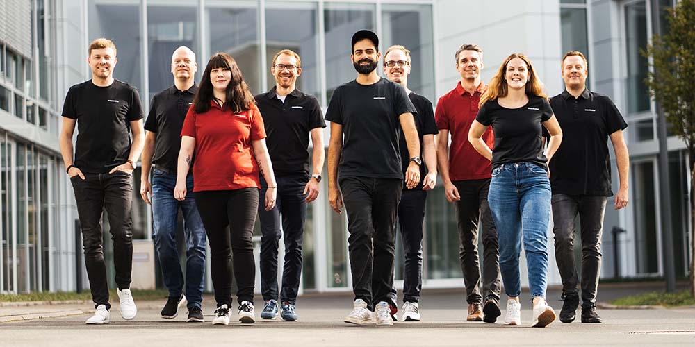 Die Team-Mitglieder von Maxcluster leufen in einer Gruppe nach vorne