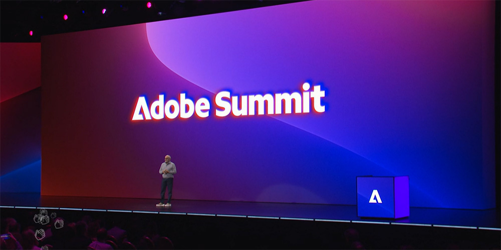 Bühne auf dem Adobe Summit mit Logo im Hintergrund